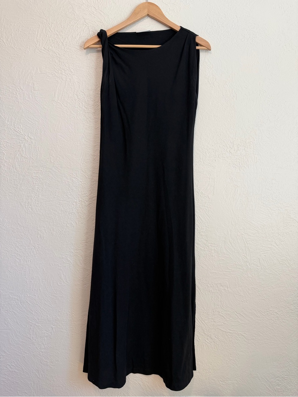 Minimum Black Sleeveless Midi Dress with Shoulder Knot